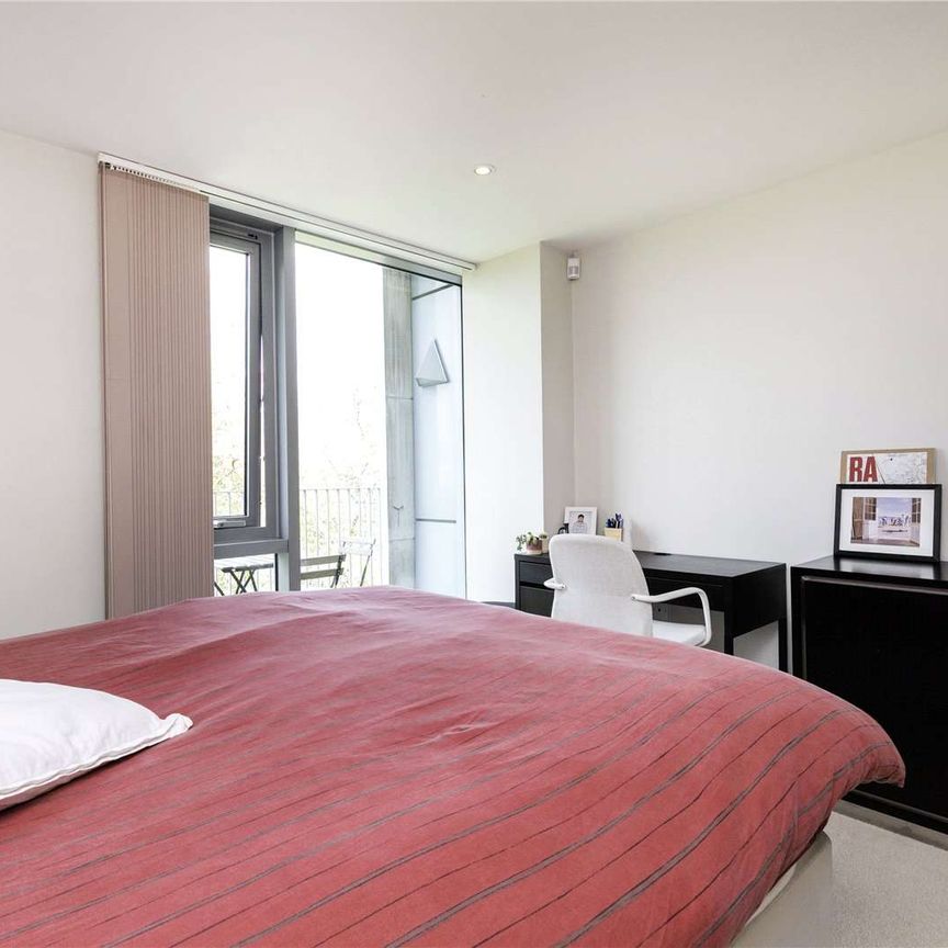 One bedroom apartment with balcony and porter, in a prestigious development overlooking Arundel Square. - Photo 1