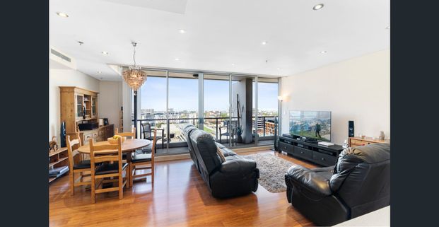 Unfurnished Sub-Penthouse -123m2 with Floorboards - Photo 1