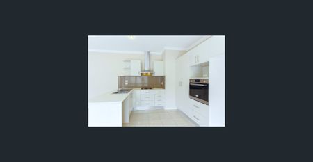 Luxury 3 Bedroom Home - Photo 4