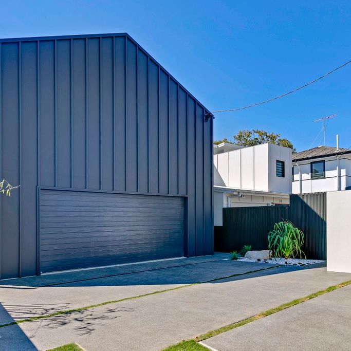 Luxurious Top Floor Unit with Terrace, Ocean Views. Water and Electricity Included! - Photo 1
