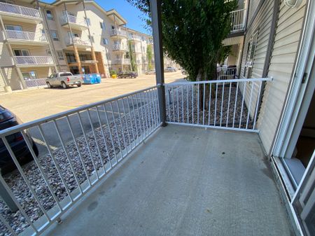 GREAT 2BED, 2BATH, GROUND FLOOR APARTMENT W/ UNDERGROUND PARKING TANDEM STALLS IN THE COMMUNITY OF ELLERSLIE - Photo 5