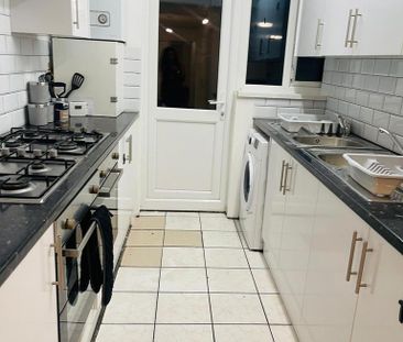 1 bedroom in a house share to rent - Photo 4