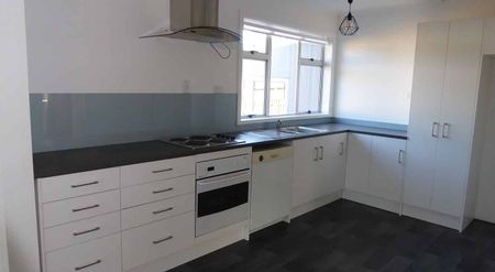 Three bedroom house with sunroom and fireplace - Photo 2