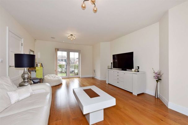 A stunning contemporary three bedroom home in a beautiful courtyard development. - Photo 1