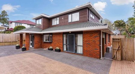 Royal Oak, large home with 3 bedrooms plus a study - Photo 4