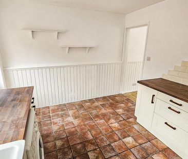 2 bedroom end of terrace house to rent - Photo 4