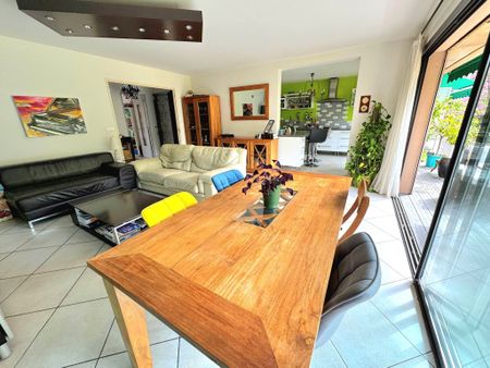 Location Appartement 4 pièces 95m² MARSEILLE 9ème - Photo 2