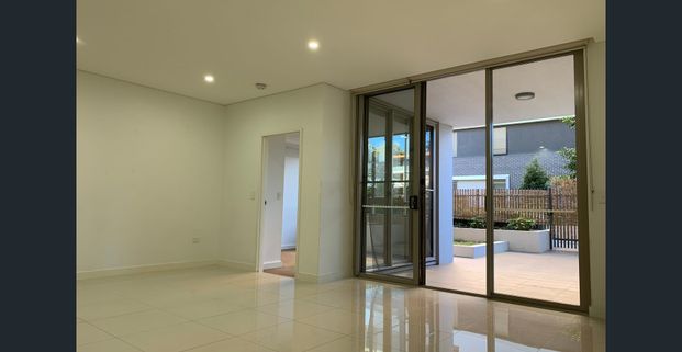 Two Bedroom Apartment With Courtyard and Private Access - Photo 1