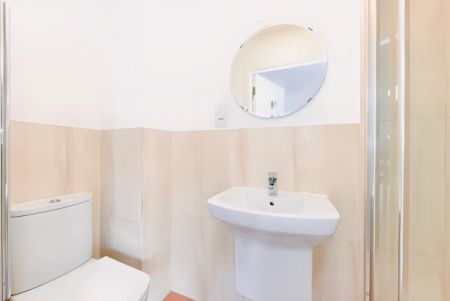 Ensuite gold - Photo 5