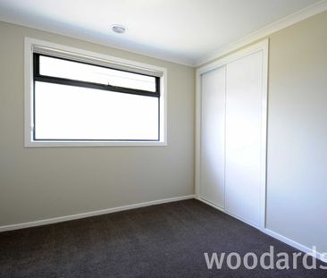 IMPRESSIVE TOWNHOUSE IN MOUNT WAVERLEY SCHOOL ZONE - Photo 4
