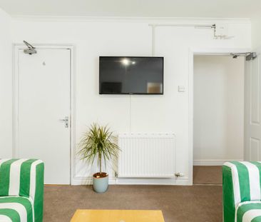 Room 1 - Photo 3