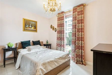 2 bedroom flat in London - Photo 3