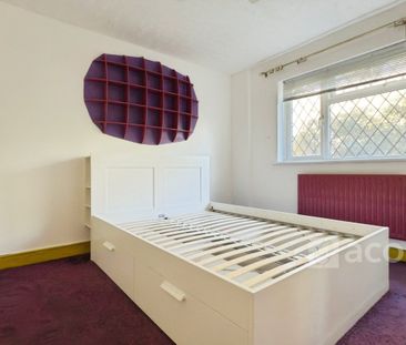 Semi-detached House to rent - Rochester Drive, Bexley, DA5 - Photo 4