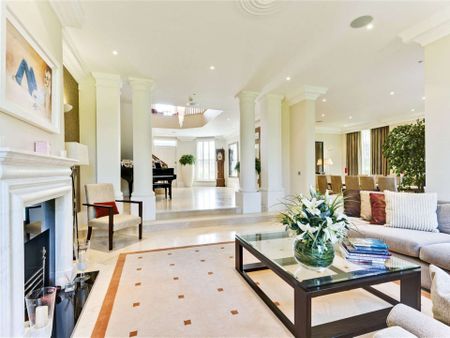 A modern 7 bedroom detached family home on situated on a prestigious private estate in Oxshott. - Photo 4