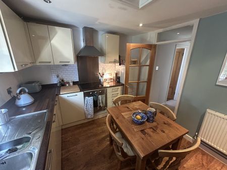 Two Bedroom Spacious Flat for Rent in Surbiton - Photo 3