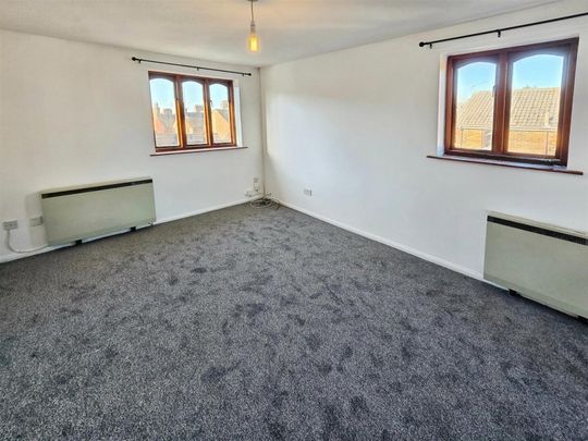 2 Bedroom Flat to Rent in Kings Road, Rushden, Northants, NN10 - Photo 1