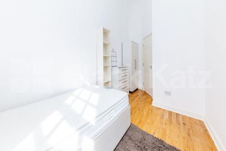 A superb split level 2 bedroom 2 bathroom within a private estate - Photo 4