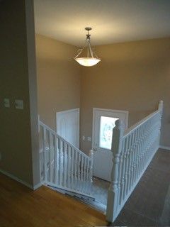 Main Floor with In-Suite Laundry in Sylvan Lake! - Photo 2