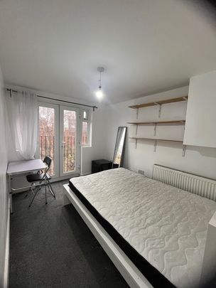 Room in a Shared House, Kenley Road, SW19 - Photo 1