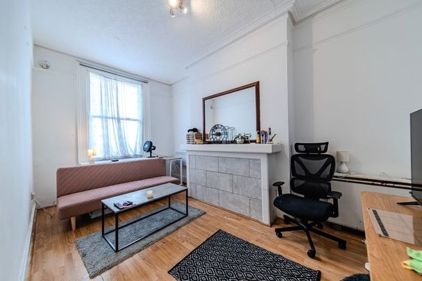 1 Bed Flat, Oriental Place, BN1 - Photo 1