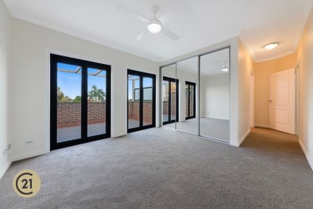 Spacious Three Bedroom Apartment - Right in the Heart of Beecroft! - Photo 2