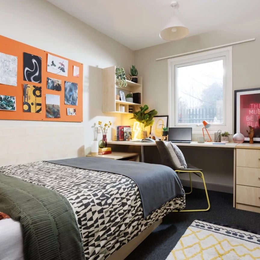 Large Standard Double Ensuite: Three Bed Flat - Photo 1