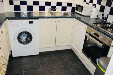 1 bedroom in a house share to rent - Photo 4