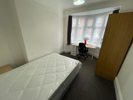 4 bedroom terraced house to rent - Photo 4