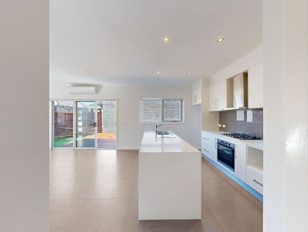 Modern 3-Bedroom Townhouse - Just 1km to Tullamarine Primary School - Photo 3