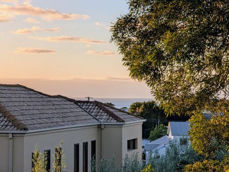 Premium Four-Bedroom Rental with Bay Glimpses! - Photo 3