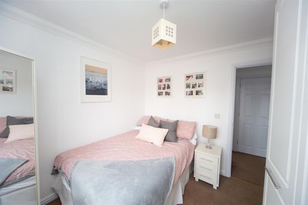 House - Detached For Rent Wyncliffe Gardens, Cardiff - Photo 3