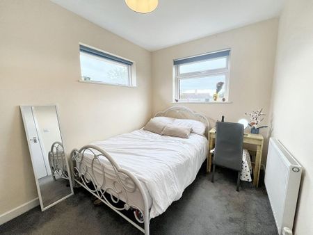 6 bedroom semi-detached house to rent - Photo 5