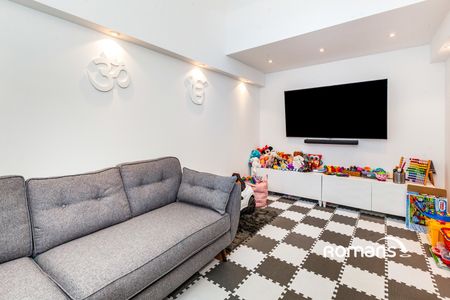 4 bedroom detached to rent - Photo 4