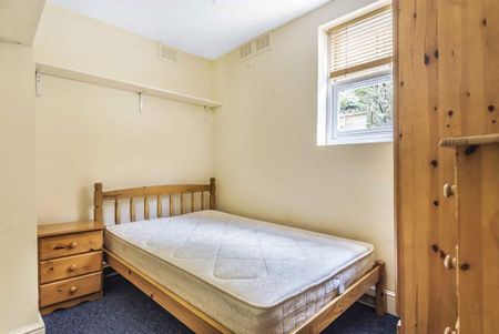 3 bedroom flat to rent - Photo 3