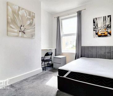 1 bedroom in a house share to rent - Photo 2