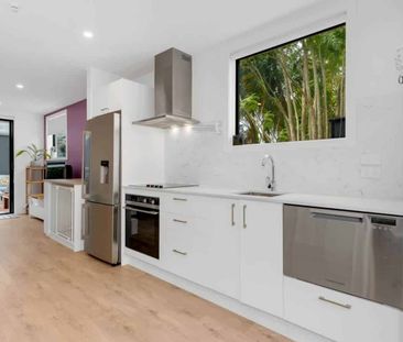 Newly Stylish 2-Bedroom Apartment with Ensuite... - Photo 3