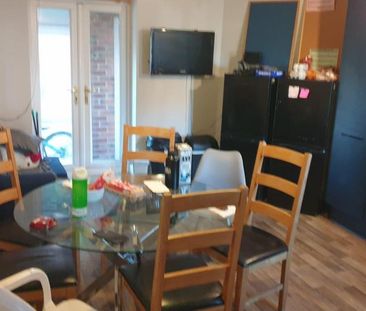 6 bedroom semi-detached house to rent - Photo 1