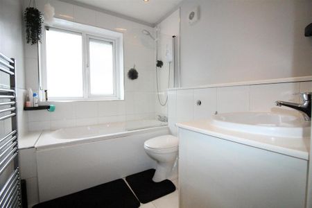 3 bedroom detached house to rent - Photo 4