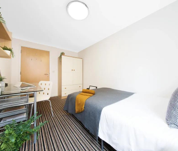 1 bedroom in a flat share to rent - Photo 3