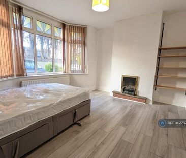 4 bedroom semi-detached house to rent - Photo 3