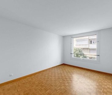 Comfortable living in a well-maintained apartment building - Photo 1