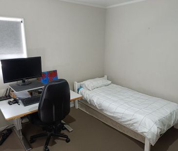 Spacious 4-Bedroom Omanu Family Home - Photo 4