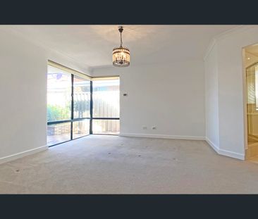 Large Family home opposite Park - Photo 5