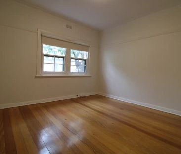 “Charming 2-Bed Art Deco Apartment Steps from St Kilda Beach” - Photo 1