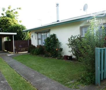 Private 2 bedroom unit in a quiet street - Photo 1