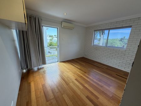 Relaxed Urban Living: Light-Filled 2-Bedroom Unit - Photo 4