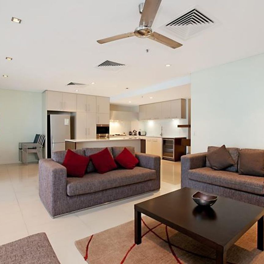 FULLY FURNISHED APARTMENT WITH STUNNING HARBOUR VIEWS! - Photo 1