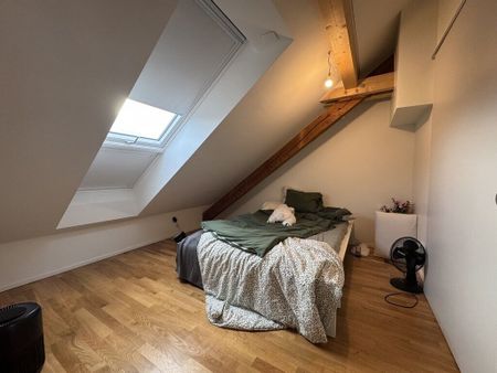 Bel appartement de 3 pièces dans les combles avec poutres apparentes - Foto 2