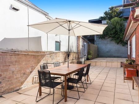 Conveniently Located, Sun-Filled, Modern And Spacious Two To Three Bedroom Family Home, Only Moments To Shops, Cafes And Transport - Photo 2