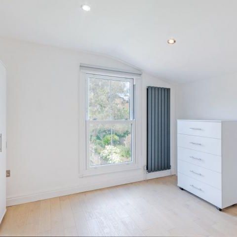 Modern Studio - Photo 1